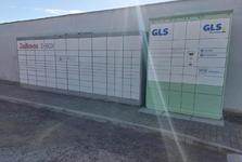 Výdejní boxy Zásilkovny a GLS ve Vranovicích byly přemístěny ke stadionu