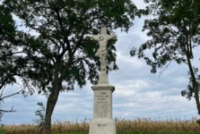 Kamenný kříž v Třešňovce se dočkal zasloužené opravy